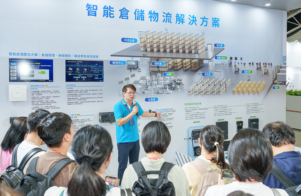 A Delta colleague introduced the M∞Vair 1kW Wireless Charging System and the M∞Vbase Multi-port Charger to visitors.